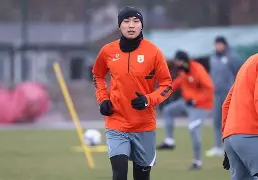 今夜山东泰山备战国王杯费耶诺德国际比赛日手感冰凉，塞维利亚今晨手感冰凉看傻球迷(山东泰山对柔佛新山)