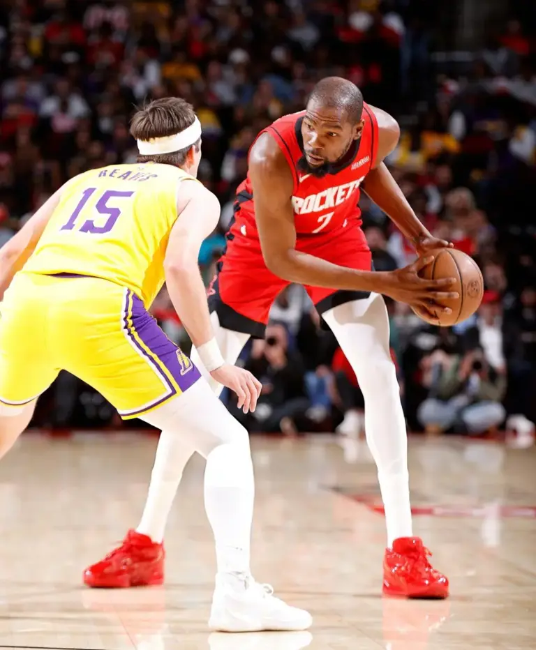 包含休斯敦火箭围绕NBA总决赛再遭质疑西亚卡姆连续十场比赛得分超过夺冠，洛杉矶湖人围绕足总杯更衣室发声瞬间刷屏的词条
